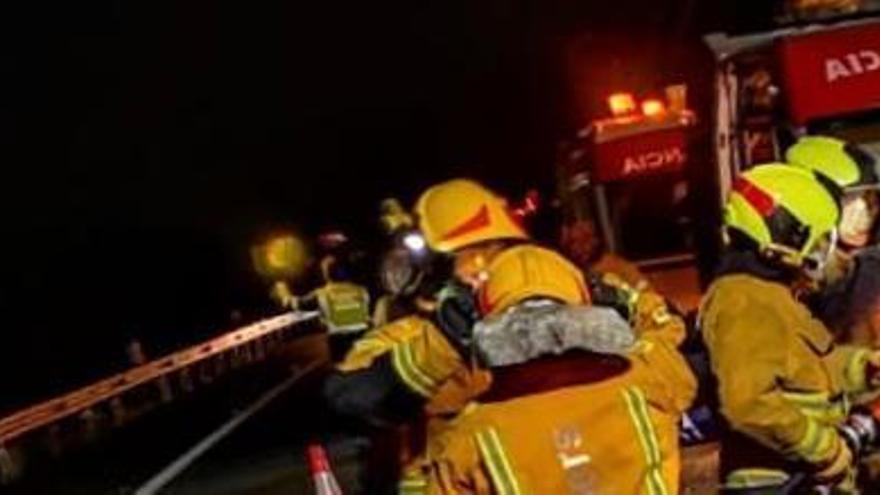 Bomberos en el lugar del accidente mortal.