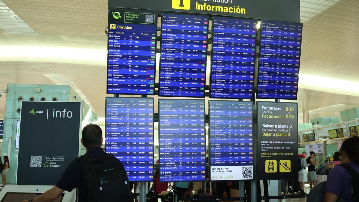 Retards anunciats a la pantalla de l'aeroport del Prat