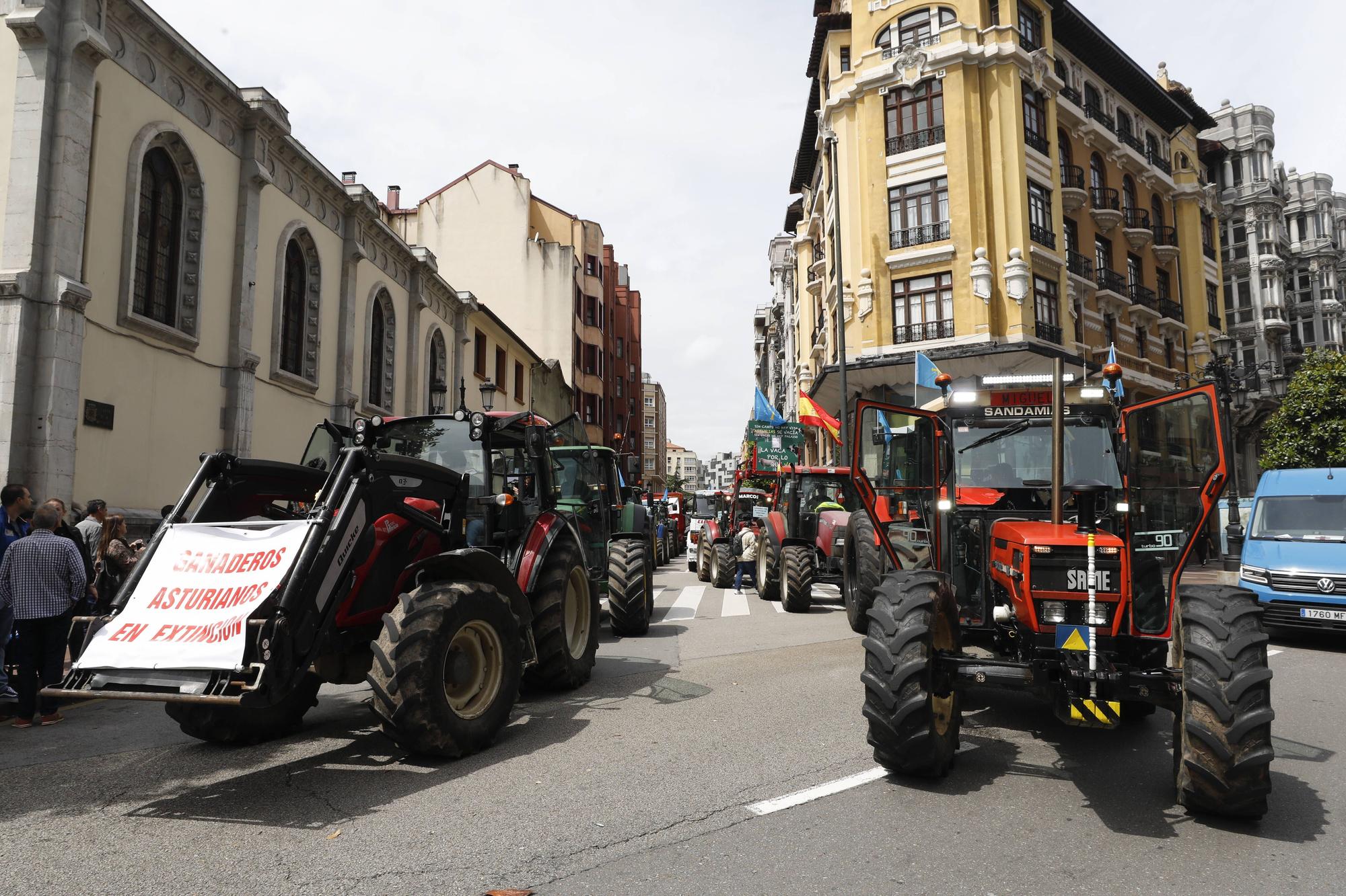 EN IMÁGENES: Así fue la tractorada de protesta del campo asturiano en Oviedo