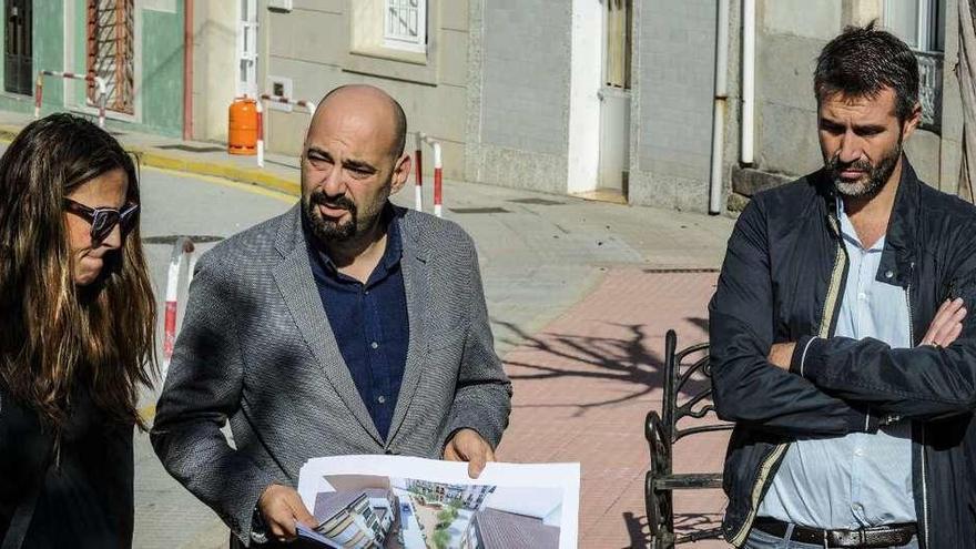El alcalde Alberto Varela (derecha) y la concejala de Urbanismo, Paola María Mochales, en la calle Vázquez Leis. // Iñaki Abella