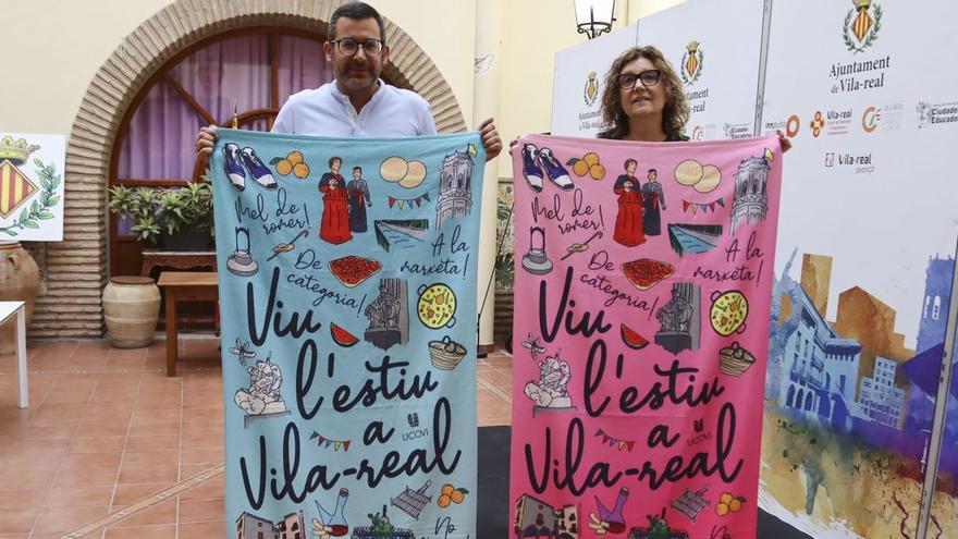 El concejal Diego Vila y la secretaria de Ucovi, Tere Esteve, muestras las toallas que se sortearán en la campaña comercial de verano en Vila-real.