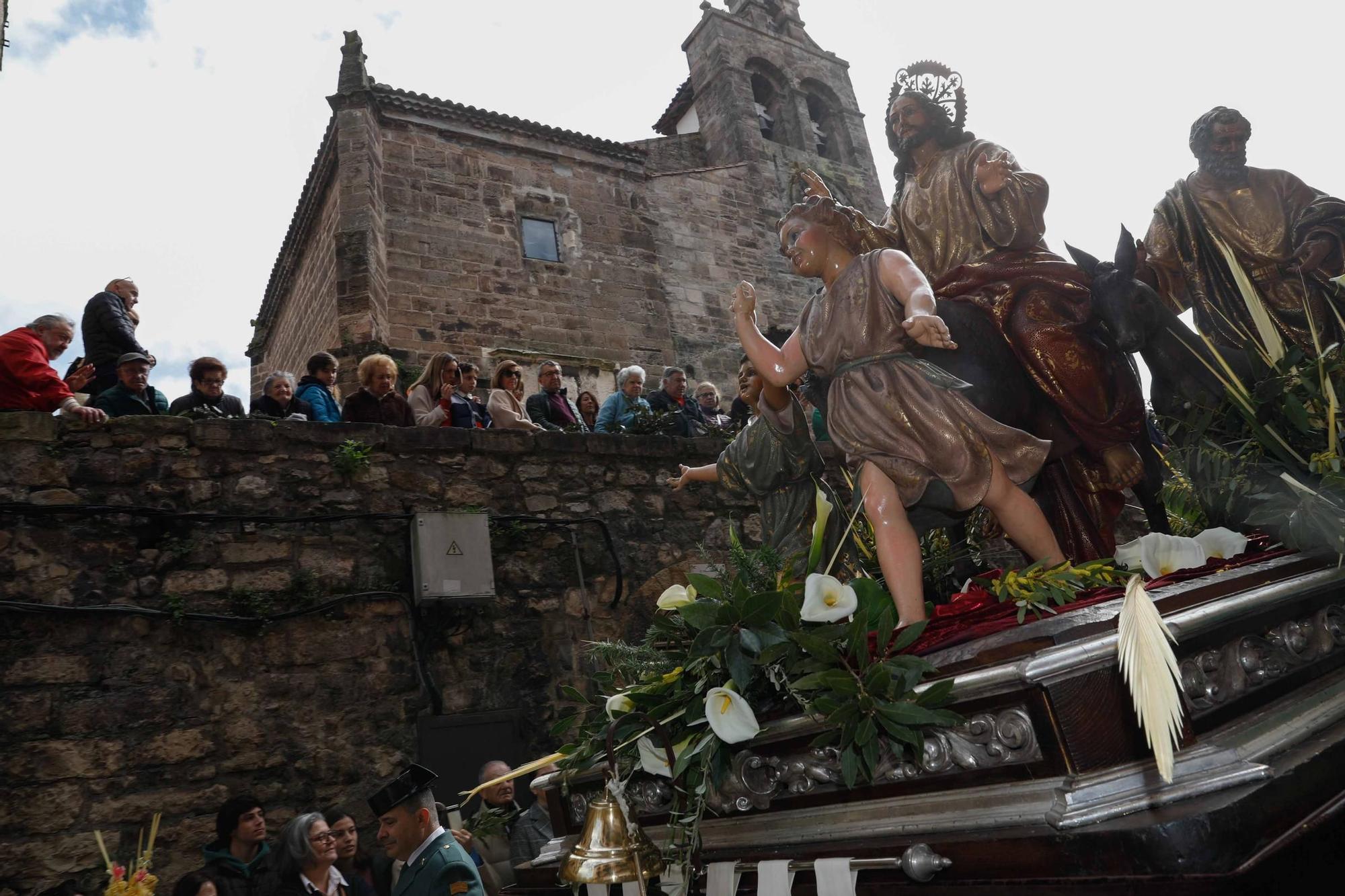 Multitudinaria bendición de ramos y procesión de La Borriquilla en Avilés