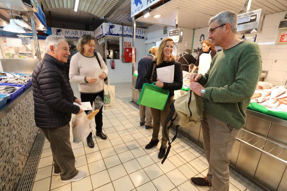 Los clientes del Mercat Nou se topan con poetas durante sus compras para celebrar el Día Internacional de la Poesía