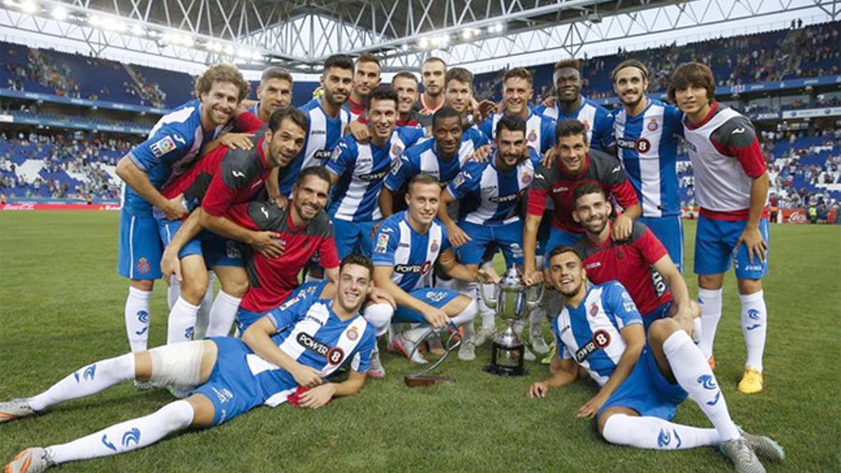 Los jugadores del Espanyol, con el trofeo de campeones