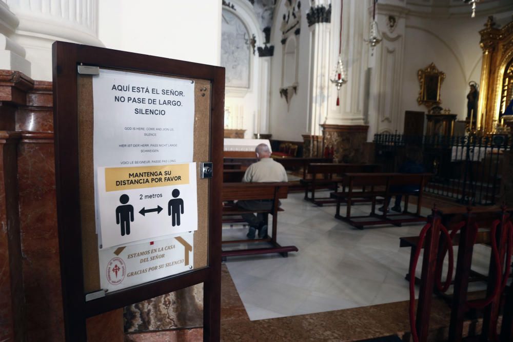 En la iglesia de Santiago, algunos fieles se pasan a rezar con las medidas de higiene y distanciamiento social que el propio templo se esmera por cumplir y dar a conocer.