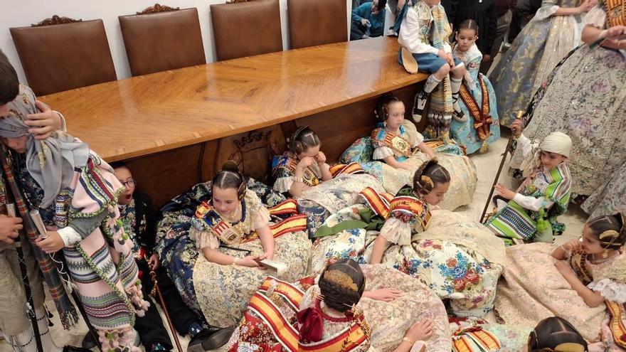 Un respiro antes de la emoción de los premios y una plaza a tope: imágenes de las Fallas de Dénia