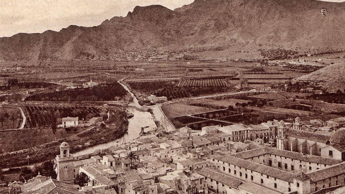 Panorámica de Orihuela, rodeada por la huerta y flanqueada por la sierra.