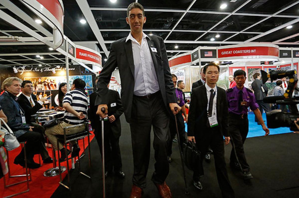 L’home més alt del món, el turc Sultan Kosen (2,51 metres), després d’un acte promocional a Hong Kong.