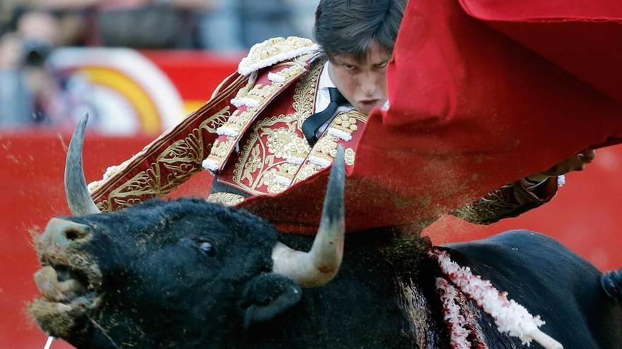 Roca Rey, en la corrida de ayer en Valencia.