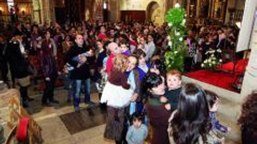 Los niños y niñas, en la iglesia de San Juan.