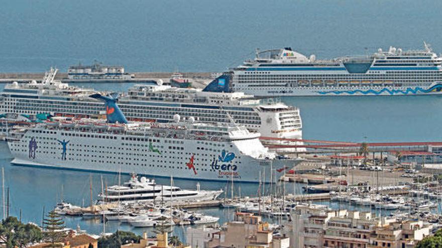 Andrang von Kreuzfahrtschiffen im Sommer in Palma.