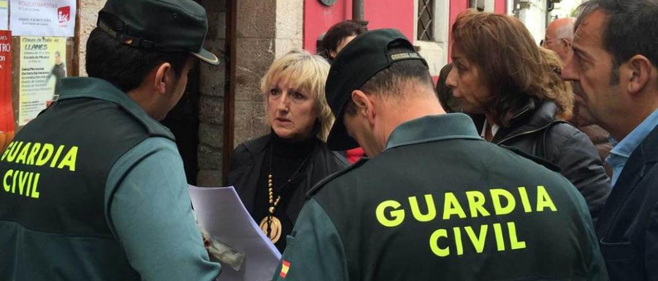 Cristina López del Hierro y Marián García explican lo sucedido a los agentes, ayer, en Llanes.