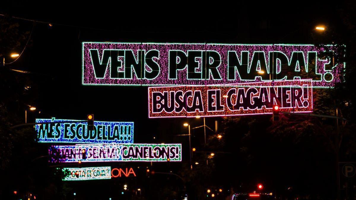 Luces de Navidad de autor, con frases típicas, en Barcelona.