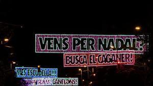 Luces de Navidad de autor, con frases típicas, en Barcelona.