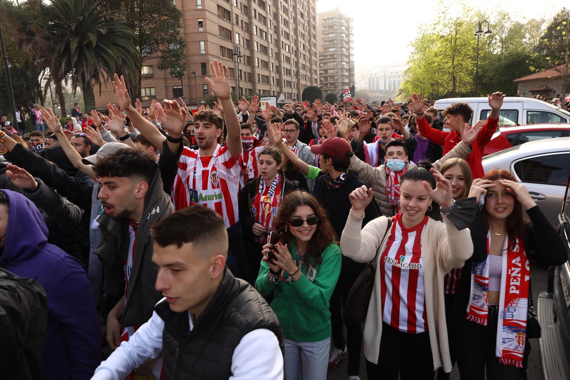 EN IMÁGENES: Así fue el recibimiento al autobús del Sporting en El Molinón