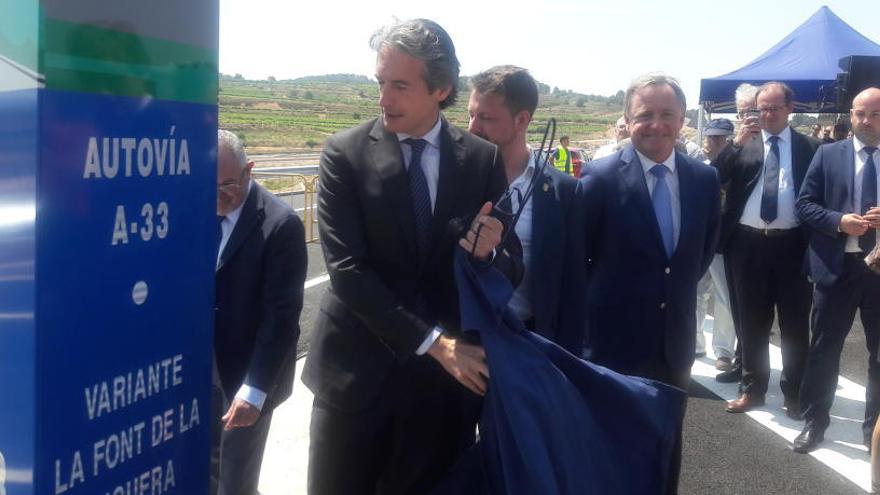 El ministro de Fomento inaugurando la variante de la A-33