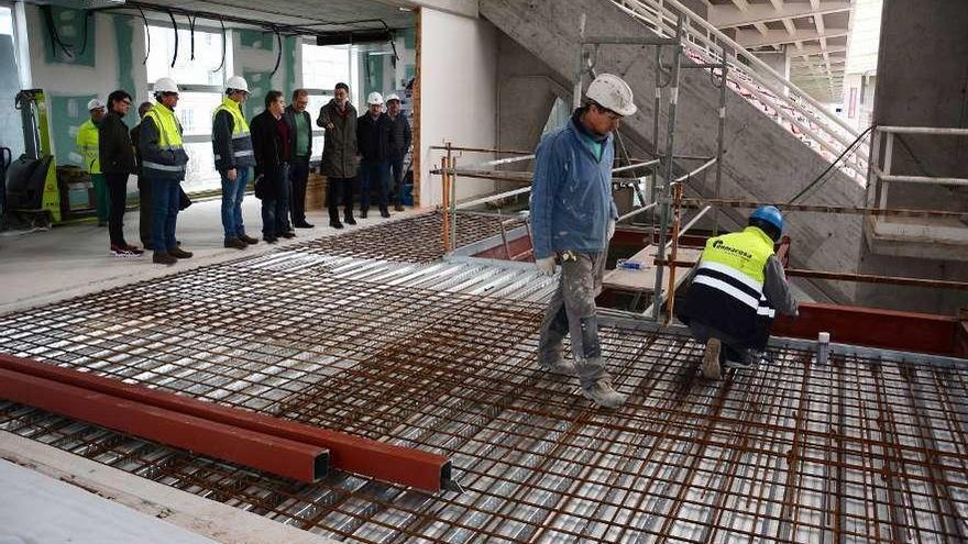 Trabajos en la futura entrada principal del centro, en la primera planta del estadio. // G. Santos