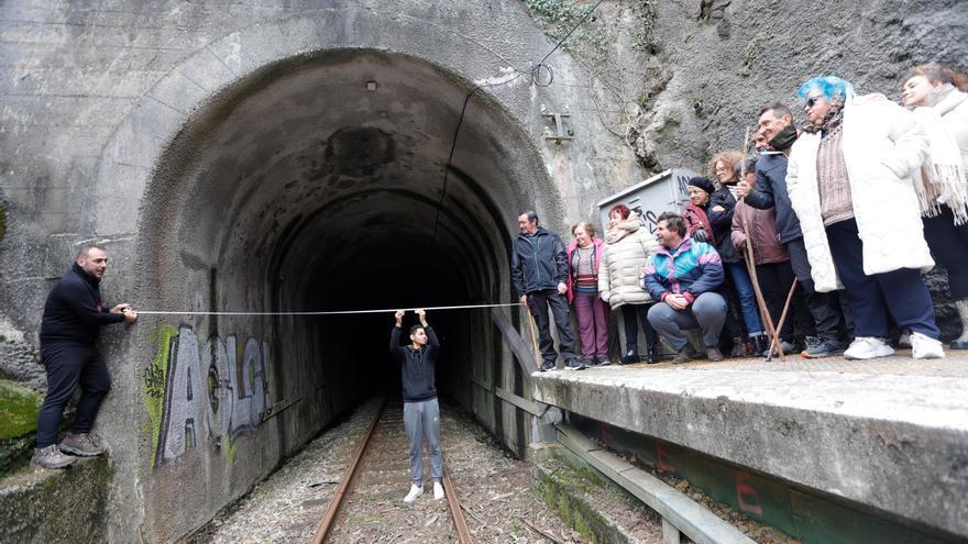 EN IMÁGENES: Un grupo de vecinos de Cudillero protagoniza una &quot;medición irónica&quot; para &quot;informar&quot; a Renfe y Adif de las dimensiones &quot;reales&quot; de un túnel de Feve