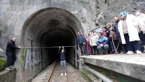 EN IMÁGENES: Un grupo de vecinos de Cudillero protagoniza una medición irónica para informar a Renfe y Adif de las dimensiones reales de un túnel de Feve
