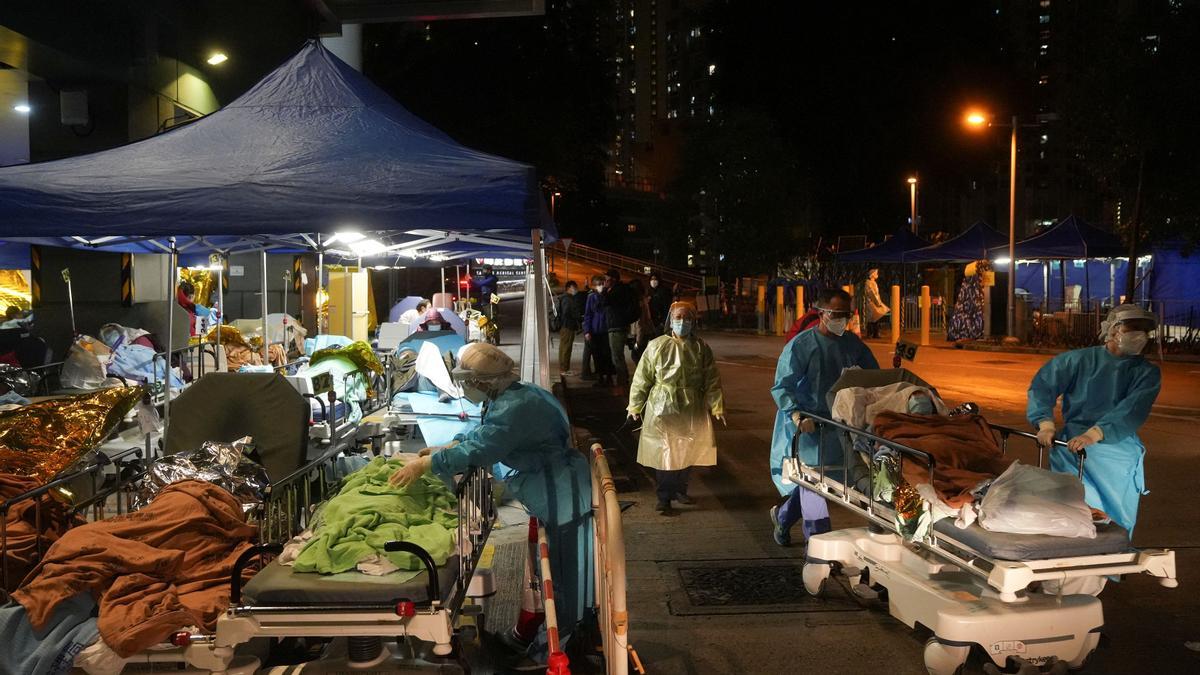 Un área de tratamiento en el exterior de un hospital desbordado en Hong Kong.