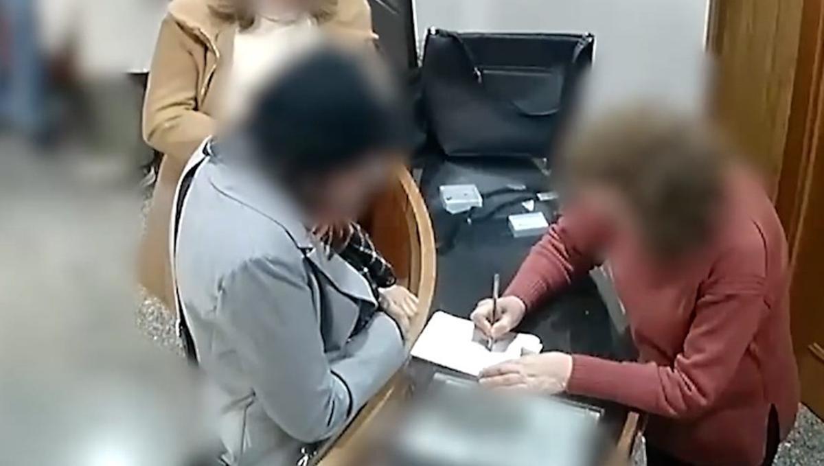 La banda "fantasma" de ladronas de joyas, durante un robo en un establecimiento.