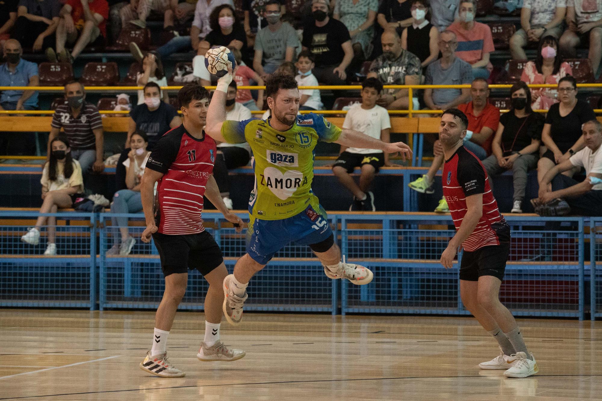 GALERÍA | El Balonmano Zamora Enamora logra la permanencia en el Ángel Nieto