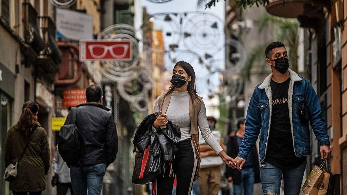 Una pareja joven pasea por el centro de Santa Cruz.