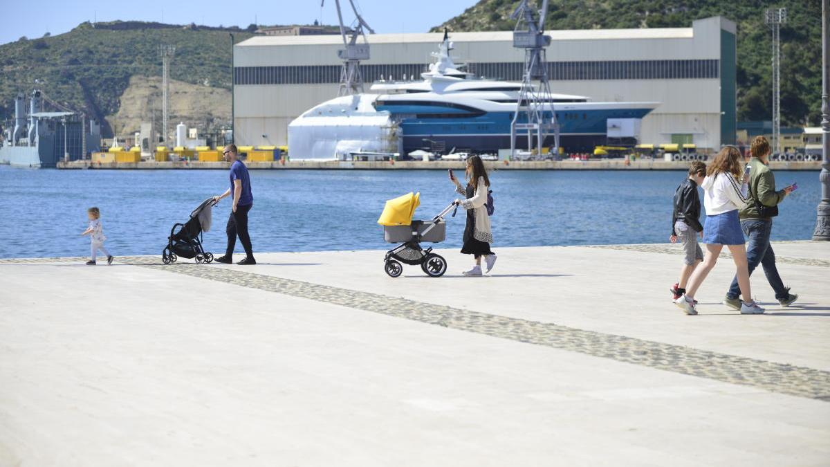 Personas paseando junto al mar el pasado domingo.