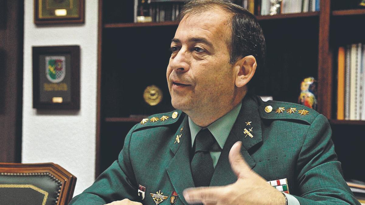 El general de la Guardia Civil retirado Francisco Espinosa en su antiguo despacho de la Comandancia de Las Palmas.