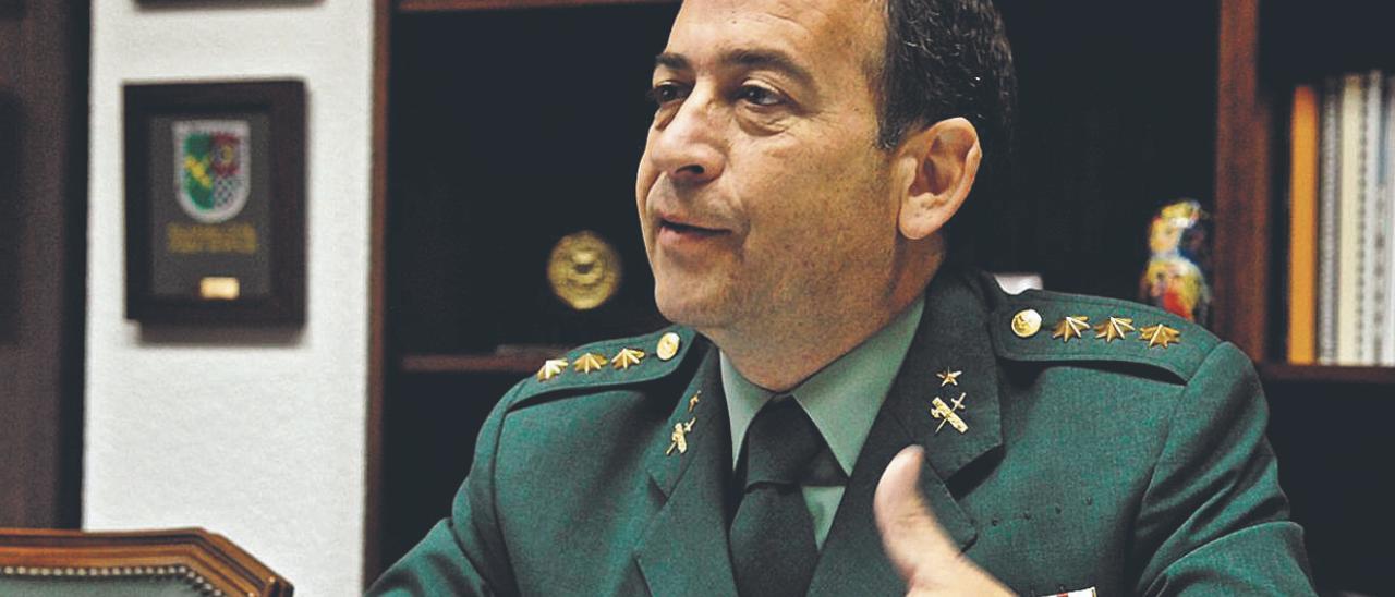 El general de la Guardia Civil retirado Francisco Espinosa en su antiguo despacho de la Comandancia de Las Palmas.