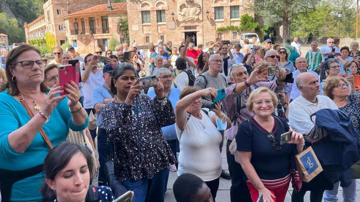 Los turistas y seguidores de Mensajeros de la Paz esperan la salida del P adre Ángel fuera de la basílica. | M. Villoria