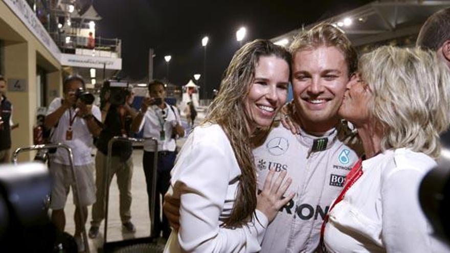 Nico Rosberg, con su mujer y su madre en la celebración del título Mundial en Abu Dabi .