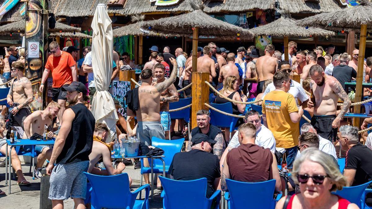 Turistas británicos abarrotando la terraza de un bar de Benidorm.