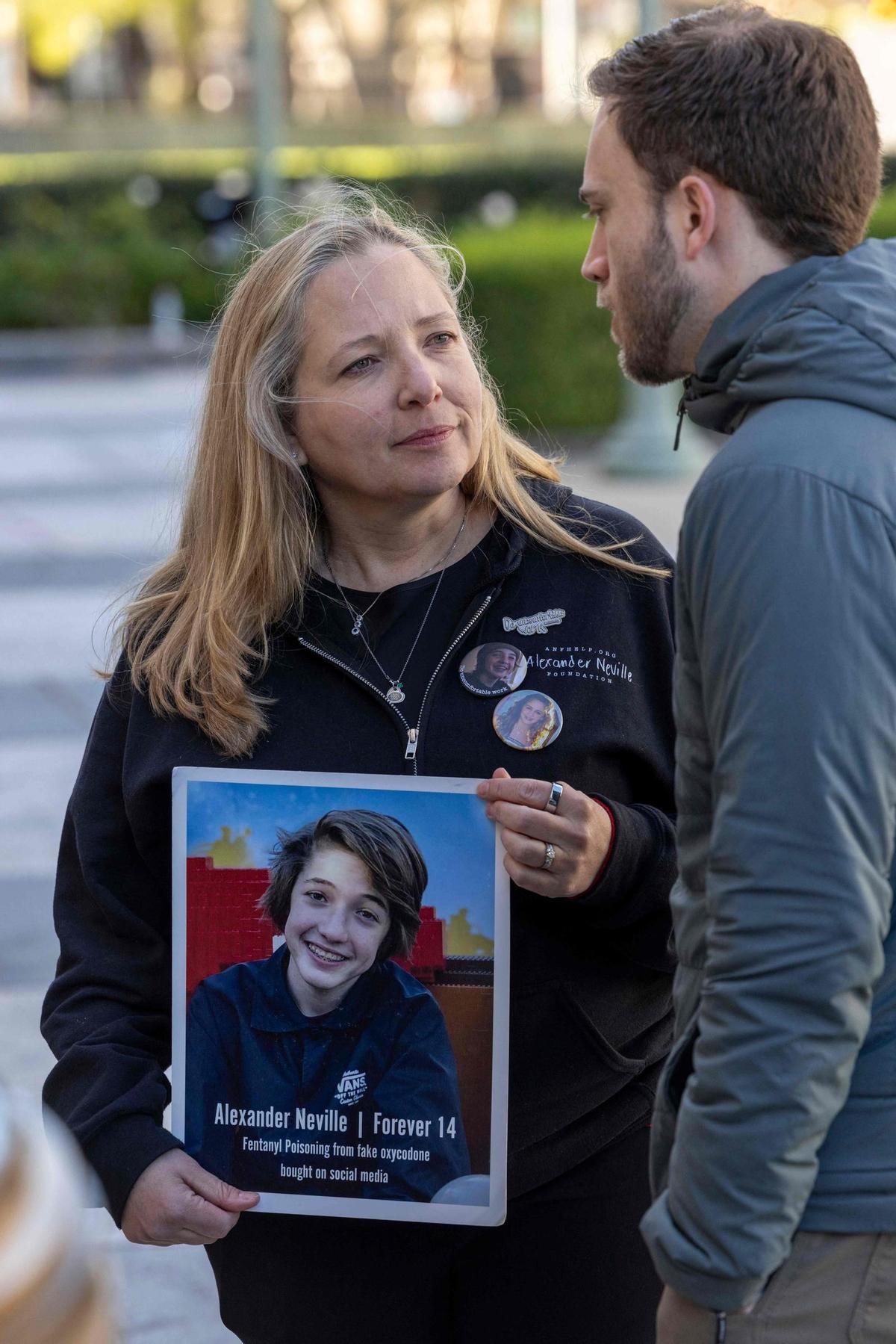 Amy Neville, cuyo hijo de 14 años murió de una sobredosis de fentanilo que le vendieron a través de redes sociales.