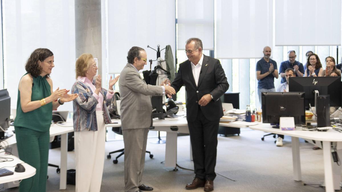 Javier Moll, president de Prensa Ibérica, saluda Albert Sáez després del seu nomenament com a president del Comitè Editorial del grup. A la imatge també hi apareixen Gemma Martínez, nova directora d’El Periódico, i Arantza Sarasola, vicepresidenta de Prensa Ibérica