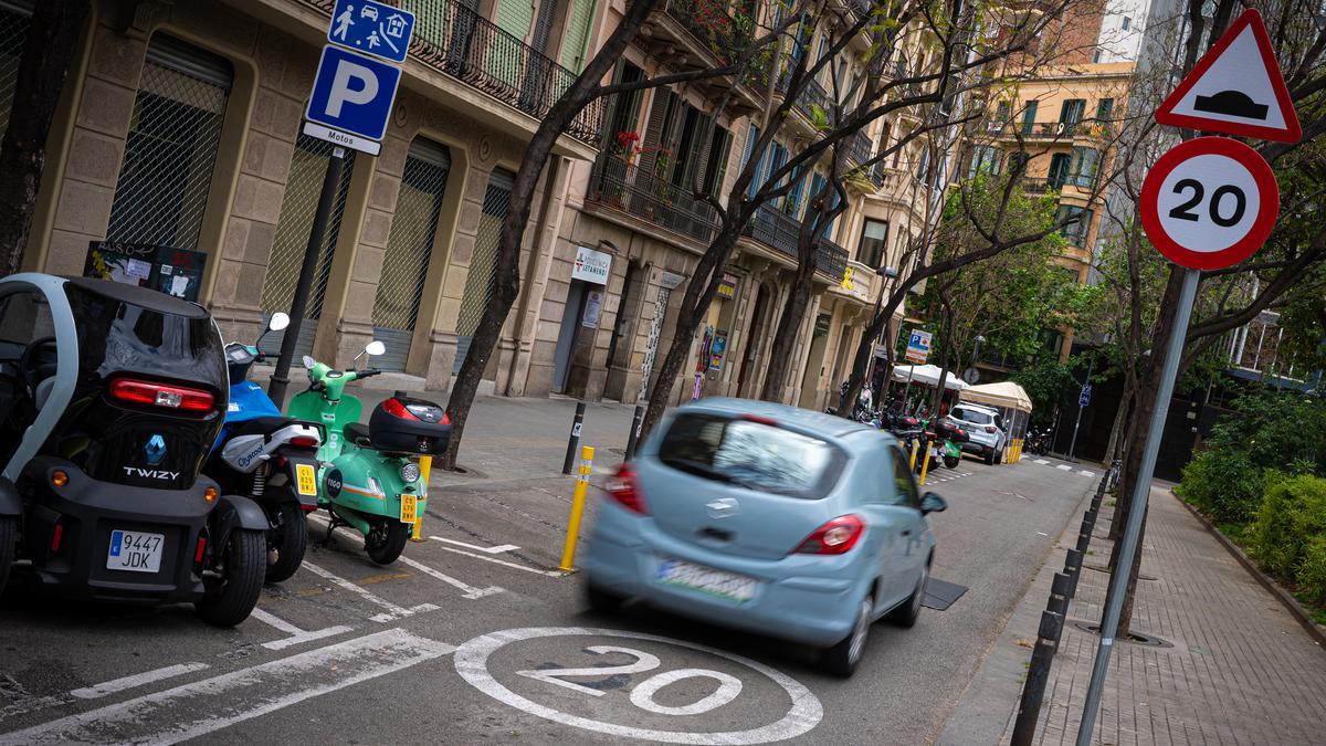 La plaza de Letamendi, al ladito de la calle de Aragó, con su señal de límite 20