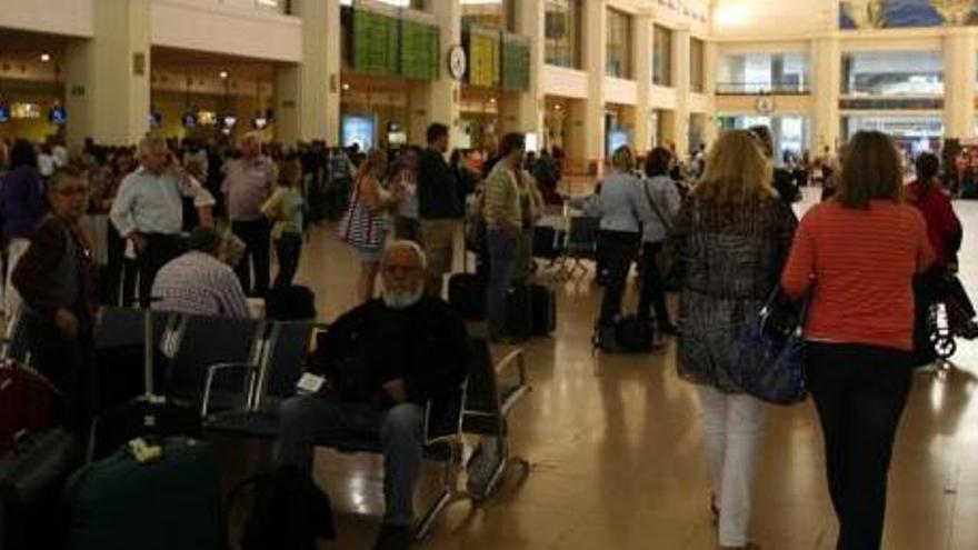 Numerosos turistas aguardan en el aeropuerto durante las horas de cierre del recinto.