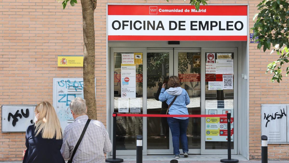 Una dona entra en una oficina del SEPE.