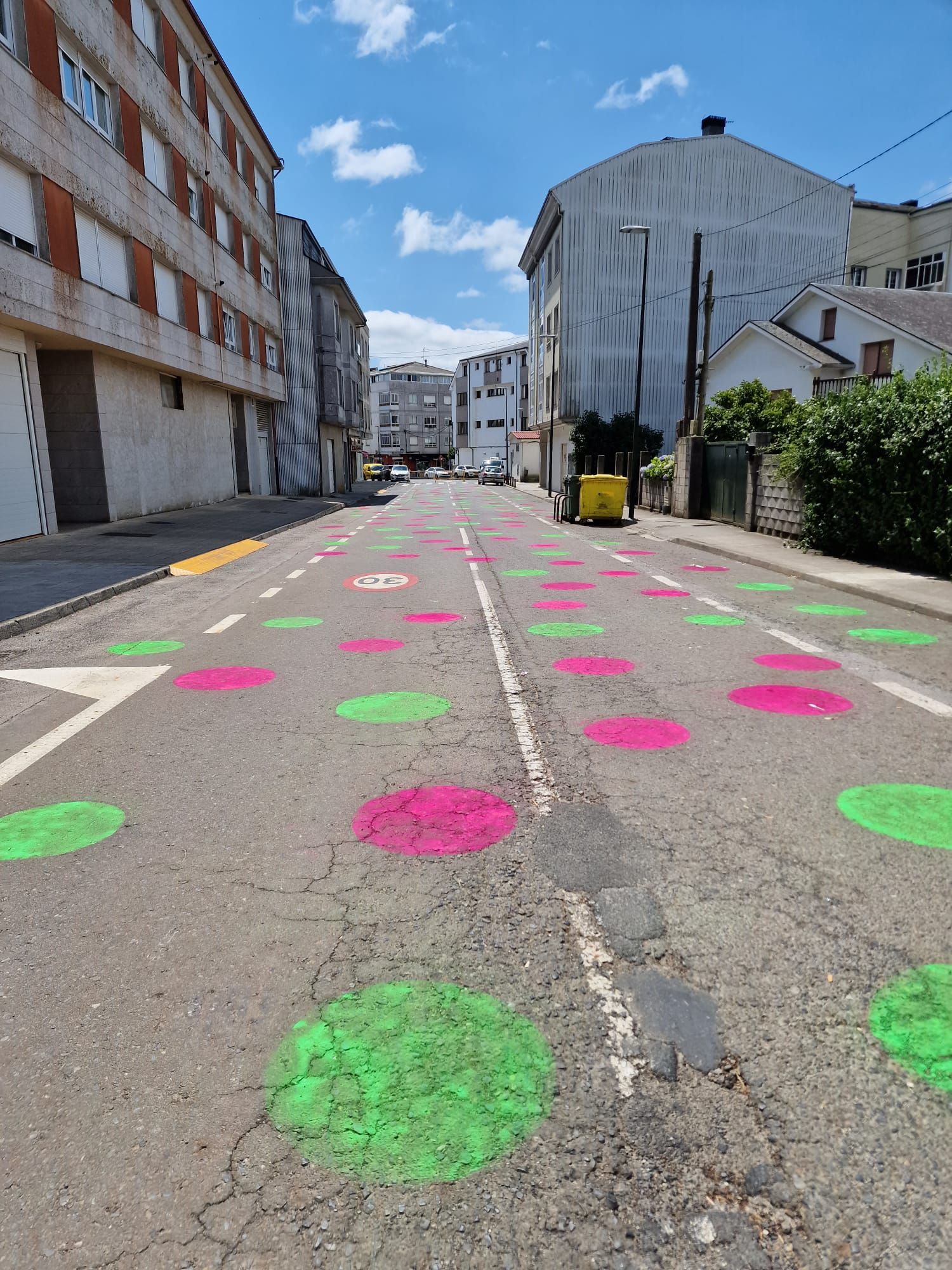 Círculos en la calle entre el Consistorio y el colegio.