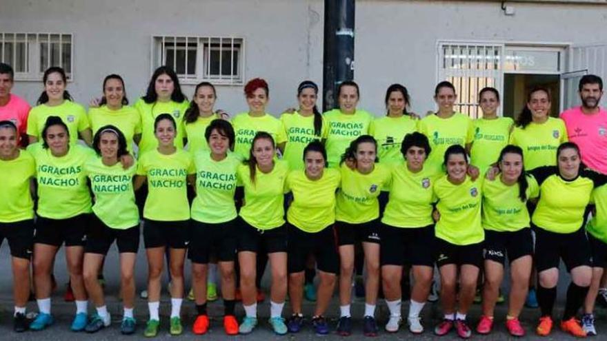 Jugadoras del primer equipo y del filial posan antes de entrenarse en el Ruta de la Plata.