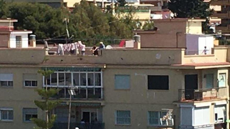 Niños con bicicletas, vecinos que hacen gimnasia, que pasean y que consideran que con su conducta no ponen en riesgo a sus conciudadanos... luego vendrán las multas.