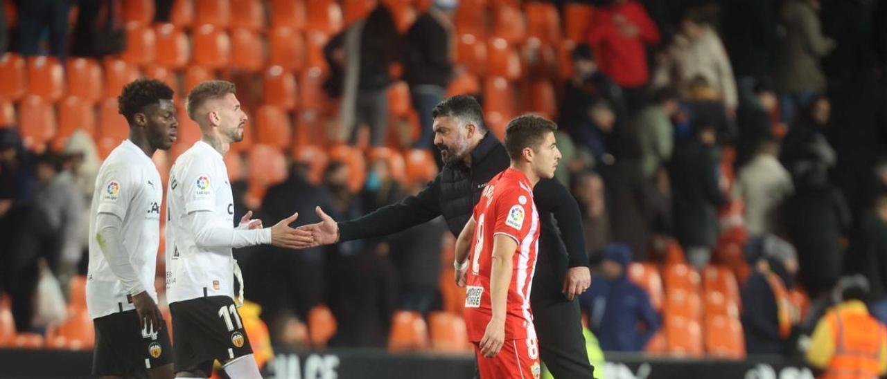 Gattuso felicitando a sus jugadores tras el partido