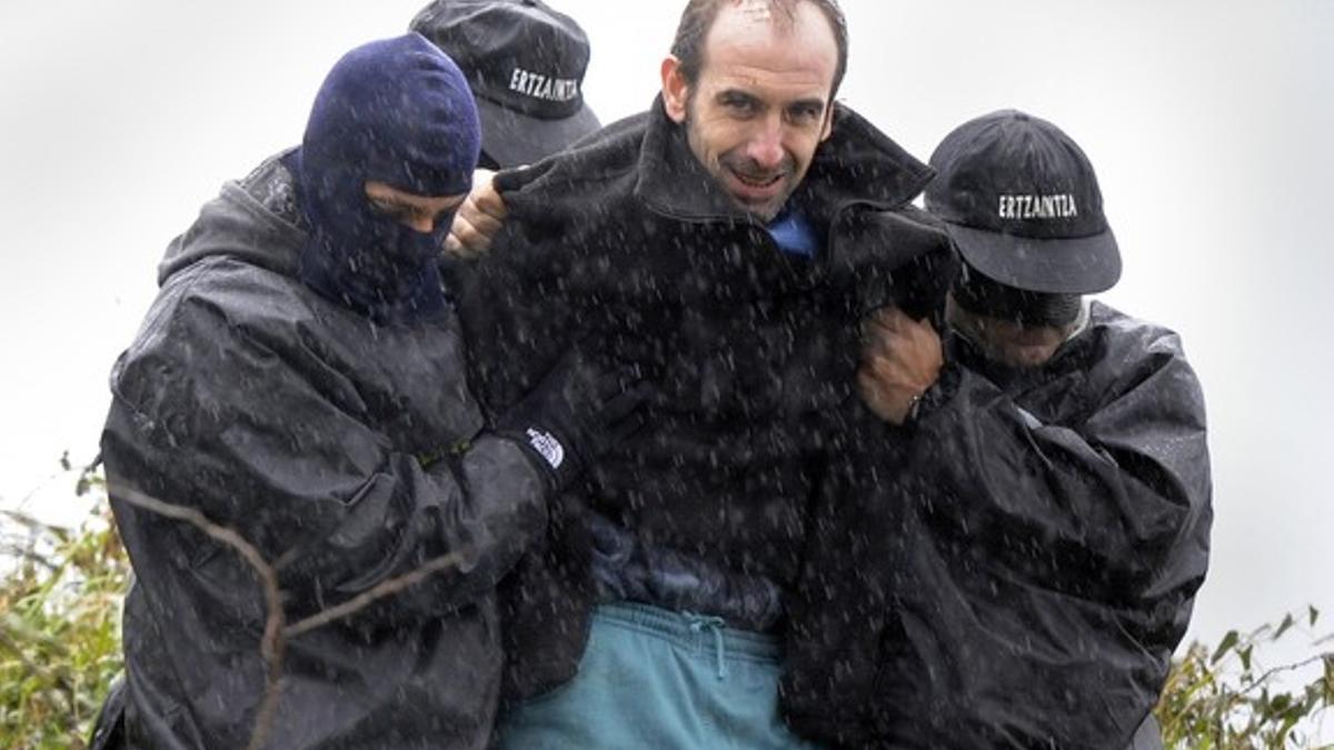 Ibón Iparraguirre, en enero del 2010, custodiado por la policía.