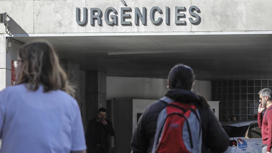 Personal mèdic a les portes d&#039;un hospital