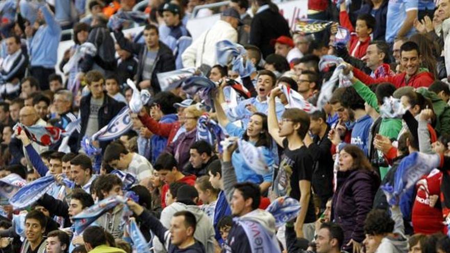 Aficionados, durante el Celta-Atlético. / JOSÉ LORES