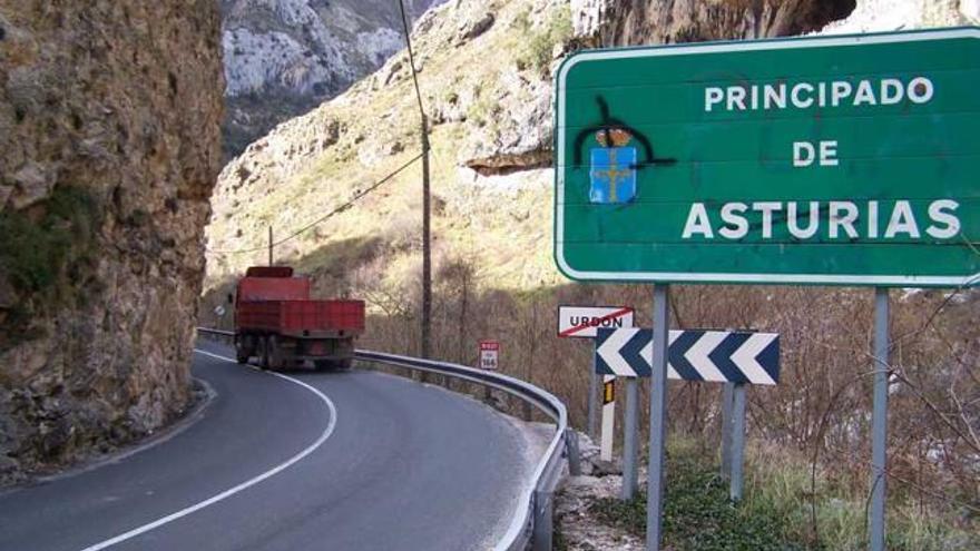 El límite de Asturias y Cantabria, en el desfiladero de La Hermida.