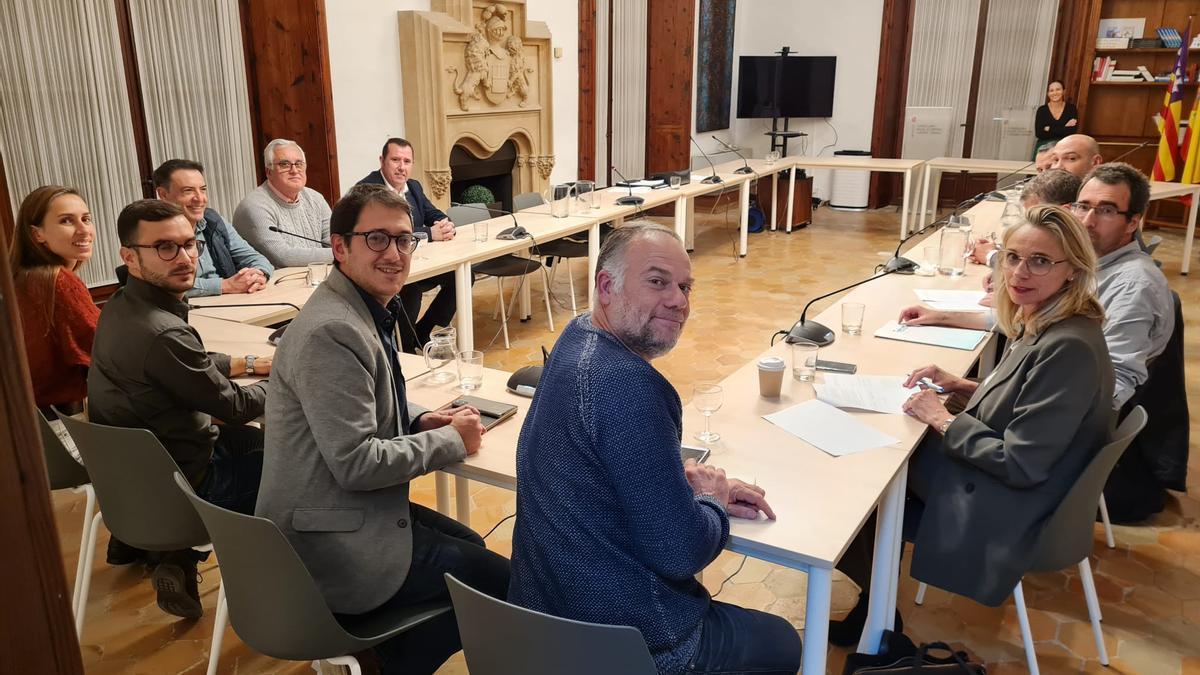 La mesa negociadora durante el encuentro en el que se cerró el preacuerdo del convenio de hostelería de Baleares, en enero.