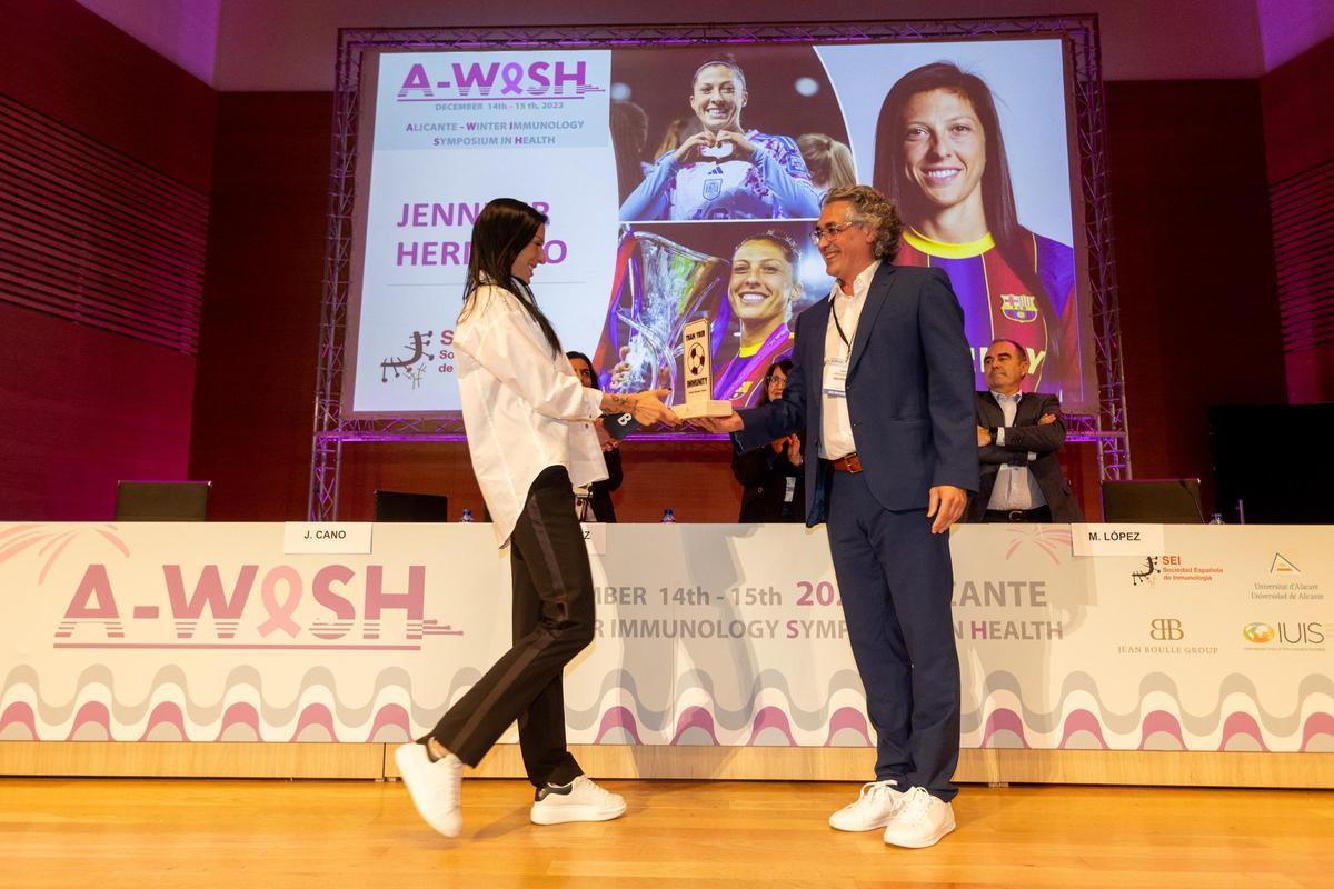 Jenni Hermoso recibe el premio "Entrena tu inmunidad" en Alicante