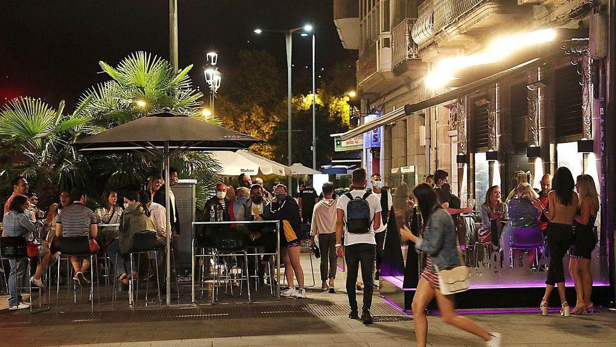 Una terraza de un local de ocio nocturno, la última noche antes del cierre, en agosto.