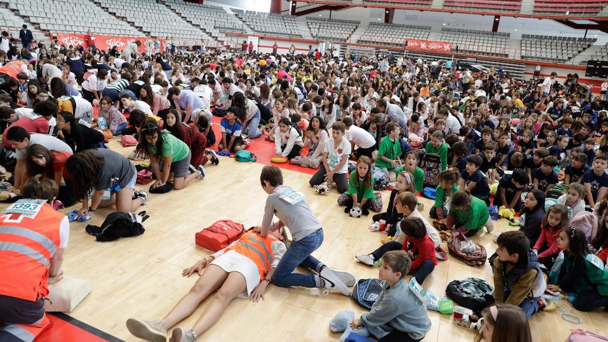 En imágenes: Escolares de Gijón baten el récord de reanimación simultánea